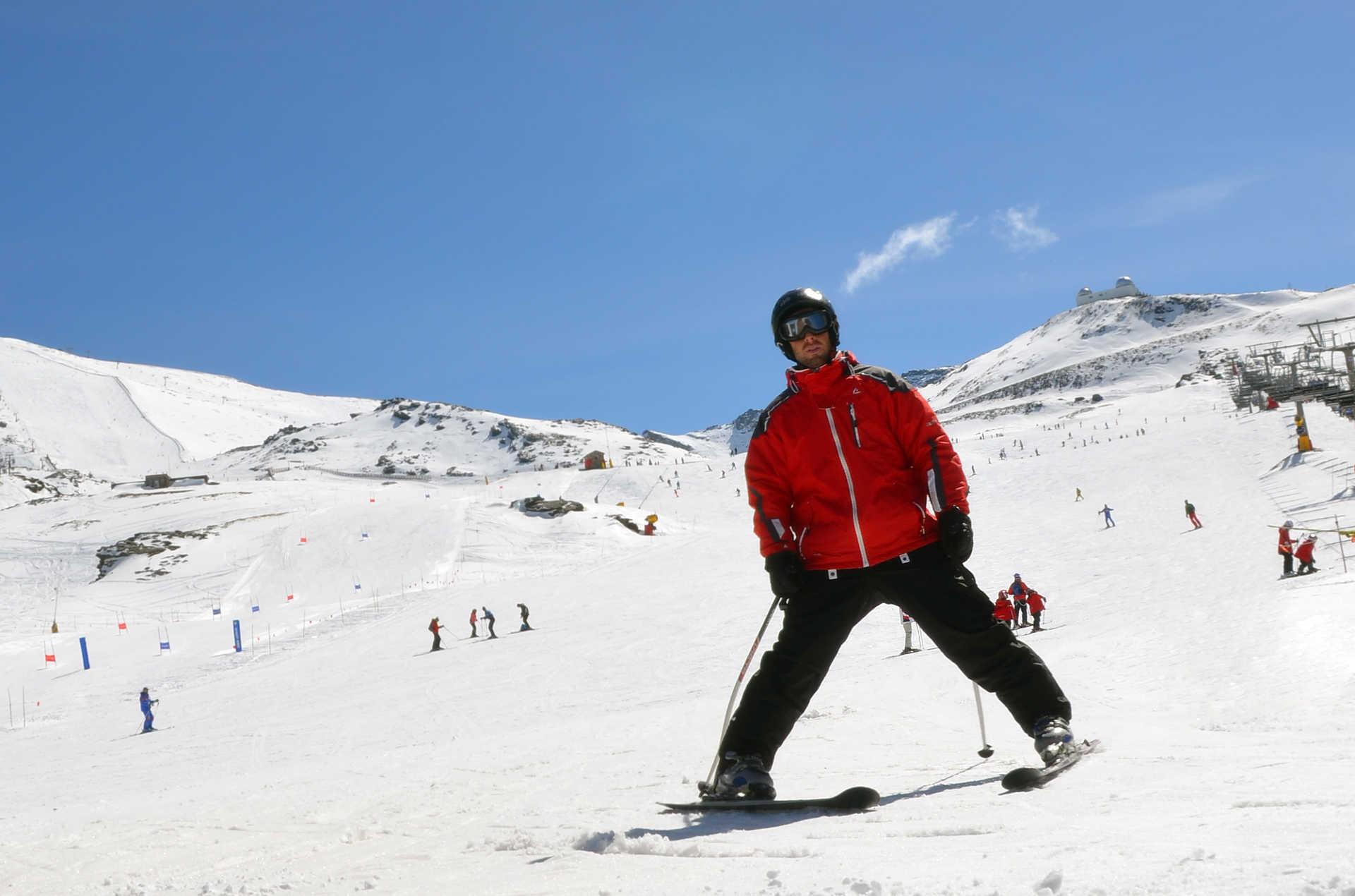 Turismo Activo y deporte Practicando esquí en Sierra Nevada.jpg 